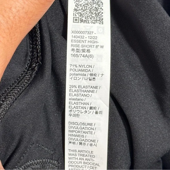 ARC'TERYX Essent High Rise Shorts Stretch Pull On 8" Women's Size 2 Black  - NEW - Picture 10 of 10